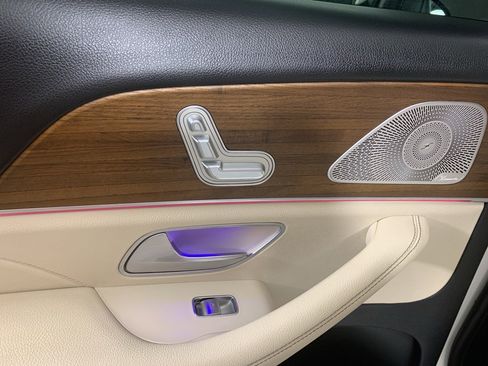 Used 2021 Mercedes-Benz GLS 450 4MATIC image 33