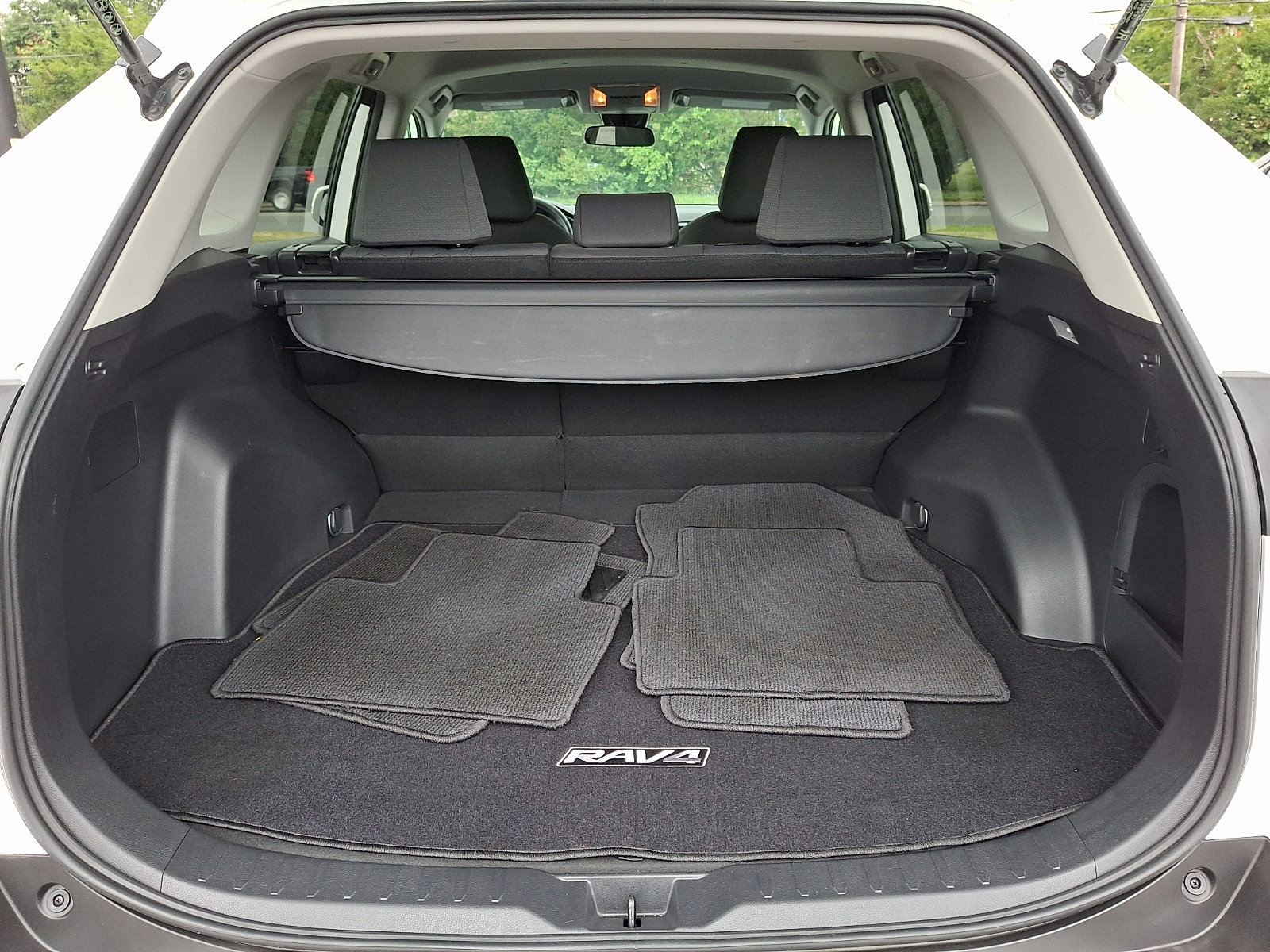 Used 2021 Toyota RAV4 XLE AWD/4WD image 28
