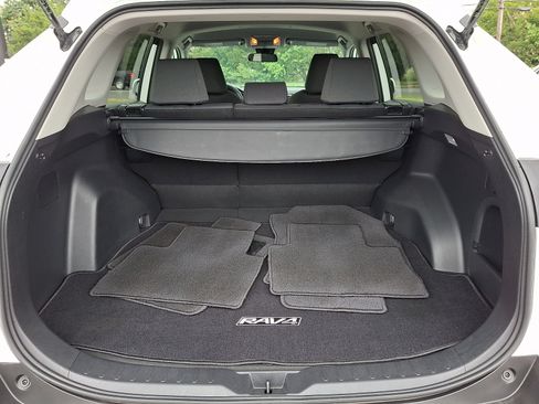 Used 2021 Toyota RAV4 XLE AWD/4WD image 28