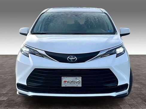 Used 2024 Toyota Sienna LE image 2