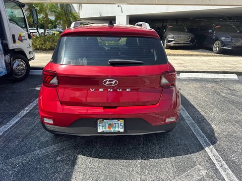 Used 2022 Hyundai Venue Limited FWD image 14