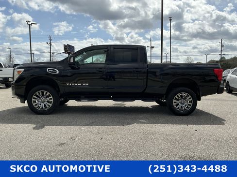 Used 2022 Nissan Titan SV image 2
