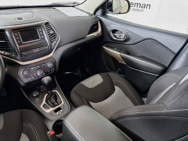 Used 2017 Jeep Cherokee Sport w/ Cold Weather Group AWD/4WD image 20