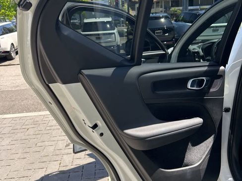 Used 2019 Volvo XC40 T4 R-Design FWD image 19