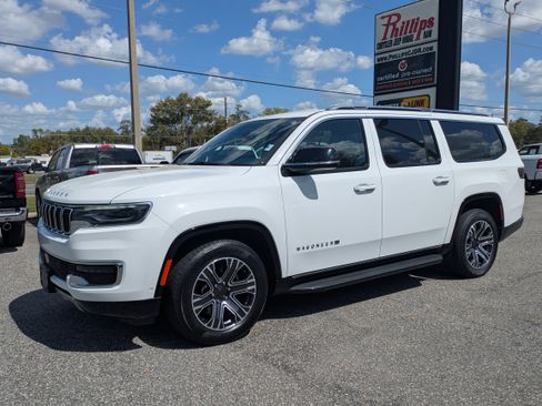 Used 2024 Jeep Wagoneer L Series II image 8