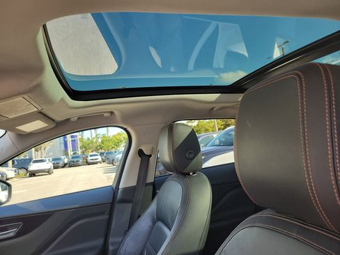 Used 2018 Jaguar F-PACE Prestige image 12