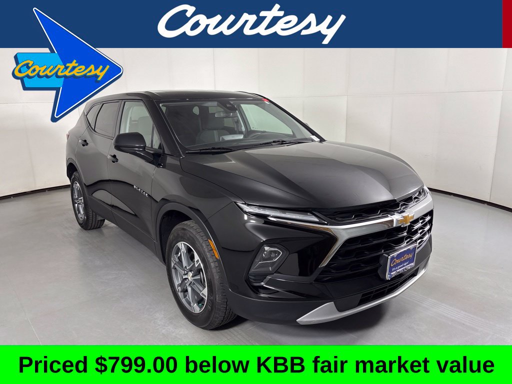 Used 2025 Chevrolet Blazer LT FWD image 1