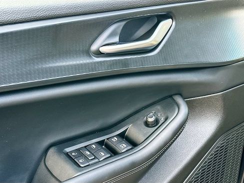 Used 2025 Jeep Grand Cherokee Altitude RWD image 18