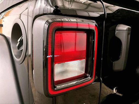 Used 2023 Jeep Wrangler Sport AWD/4WD image 28
