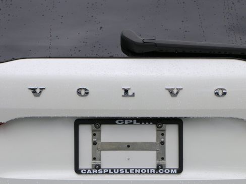 Used 2018 Volvo XC60 T5 Momentum w/ Convenience Package AWD/4WD image 5