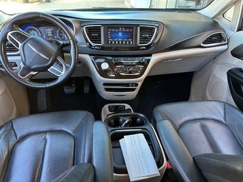 Used 2020 Chrysler Pacifica Touring-L w/ Tire & Wheel Group FWD image 13
