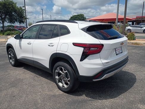 Used 2025 Chevrolet Trax LT w/ LT Convenience Package FWD image 8