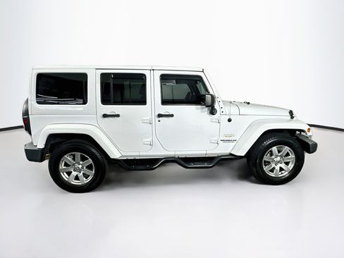 Used 2015 Jeep Wrangler Unlimited Sahara w/ Connectivity Group AWD/4WD image 10
