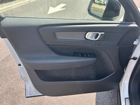 Certified 2025 Volvo XC40 B5 Plus AWD/4WD image 19