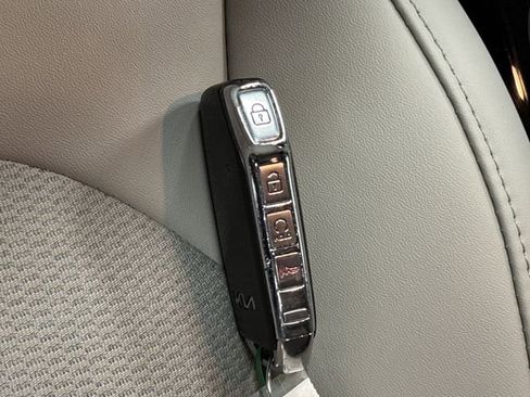 Used 2023 Kia Niro EX image 25