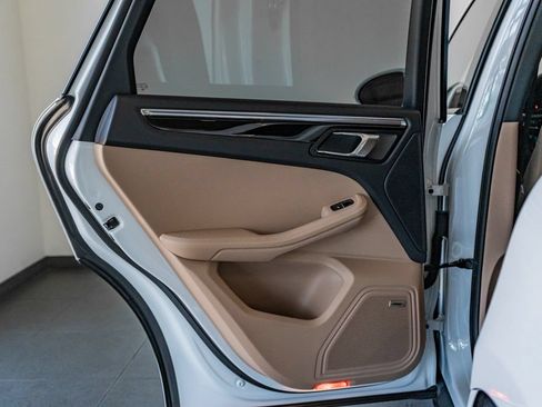 Certified 2025 Porsche Macan AWD/4WD image 23