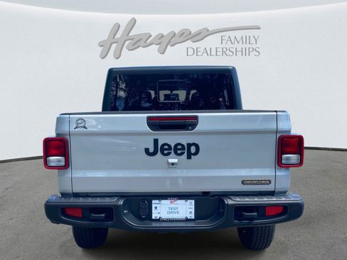 Used 2023 Jeep Gladiator Overland AWD/4WD image 4