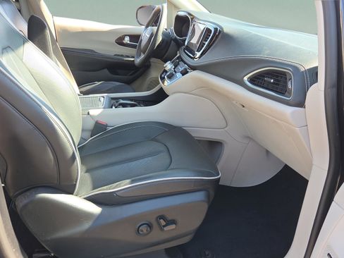 Used 2023 Chrysler Pacifica Limited w/ Uconnect Theater Family Group image 25