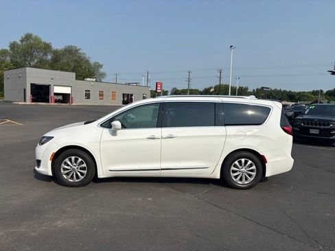 Used 2018 Chrysler Pacifica Touring-L w/ Premium Audio Group FWD image 5