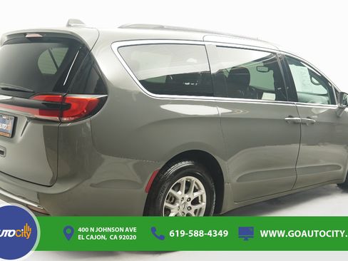 Used 2022 Chrysler Pacifica Touring-L FWD image 6