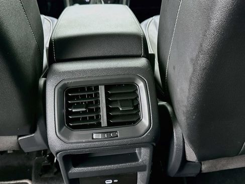 Used 2023 Volkswagen Taos SE w/ Panoramic Sunroof Package FWD image 25