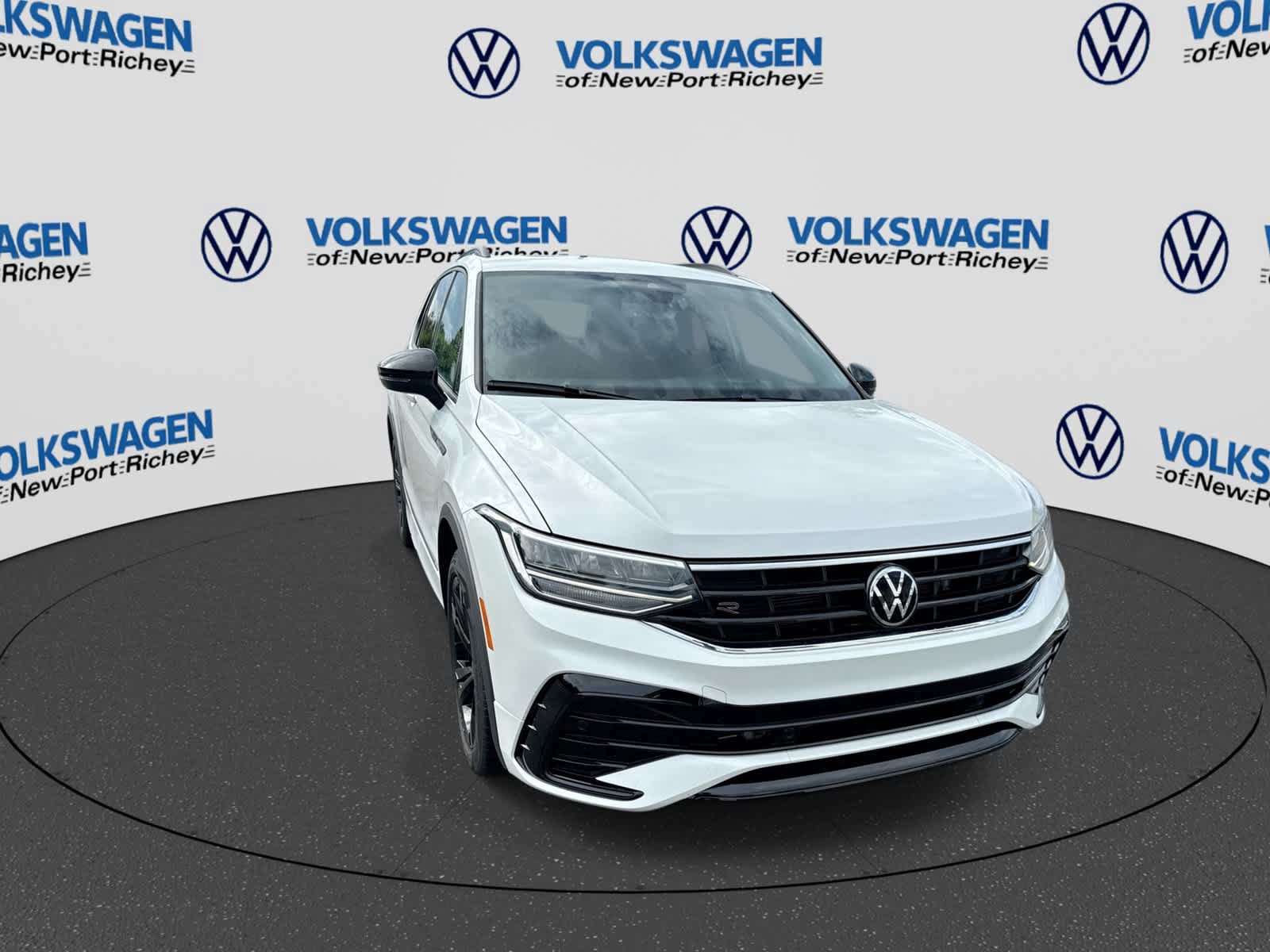 Used 2024 Volkswagen Tiguan SE R-Line FWD image 16