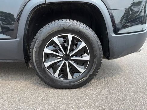 Used 2019 GMC Acadia SLE w/ LPO, Black Accent Package FWD image 10