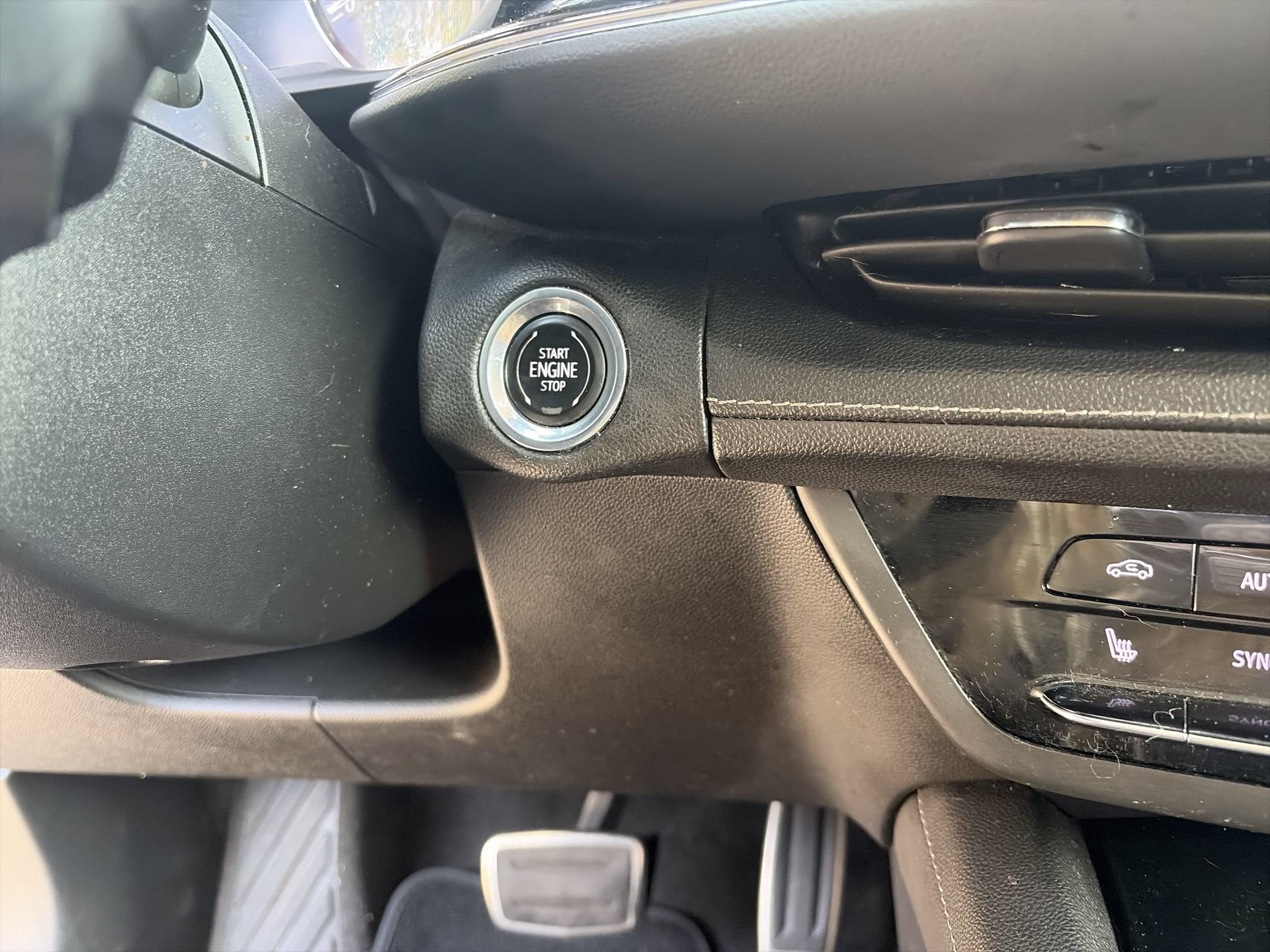 Used 2022 Buick Envision Essence w/ Sport Touring Package AWD/4WD image 18