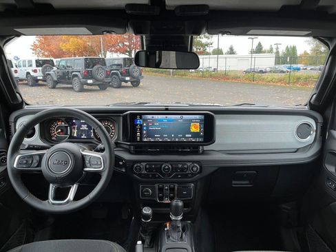 Used 2025 Jeep Wrangler Sahara image 32