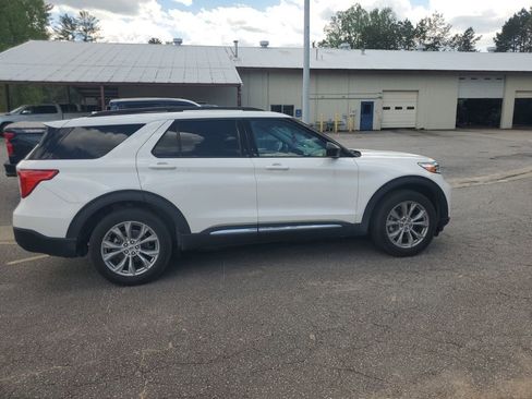 Used 2024 Ford Explorer XLT w/ Equipment Group 202A RWD image 5
