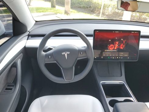 Used 2024 Tesla Model Y Long Range RWD image 18