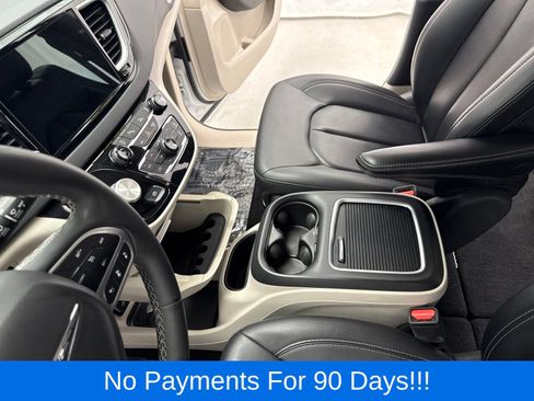 Used 2024 Chrysler Pacifica Touring-L FWD image 18