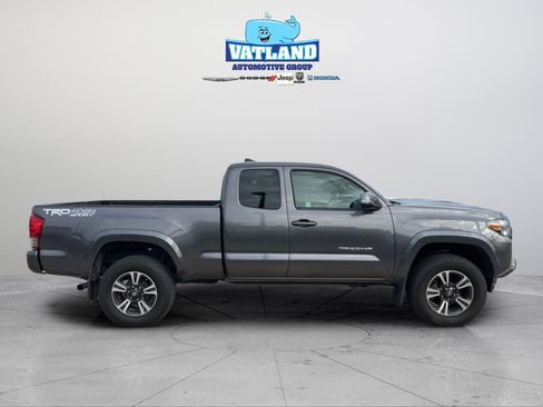 Used 2017 Toyota Tacoma TRD Sport image 6