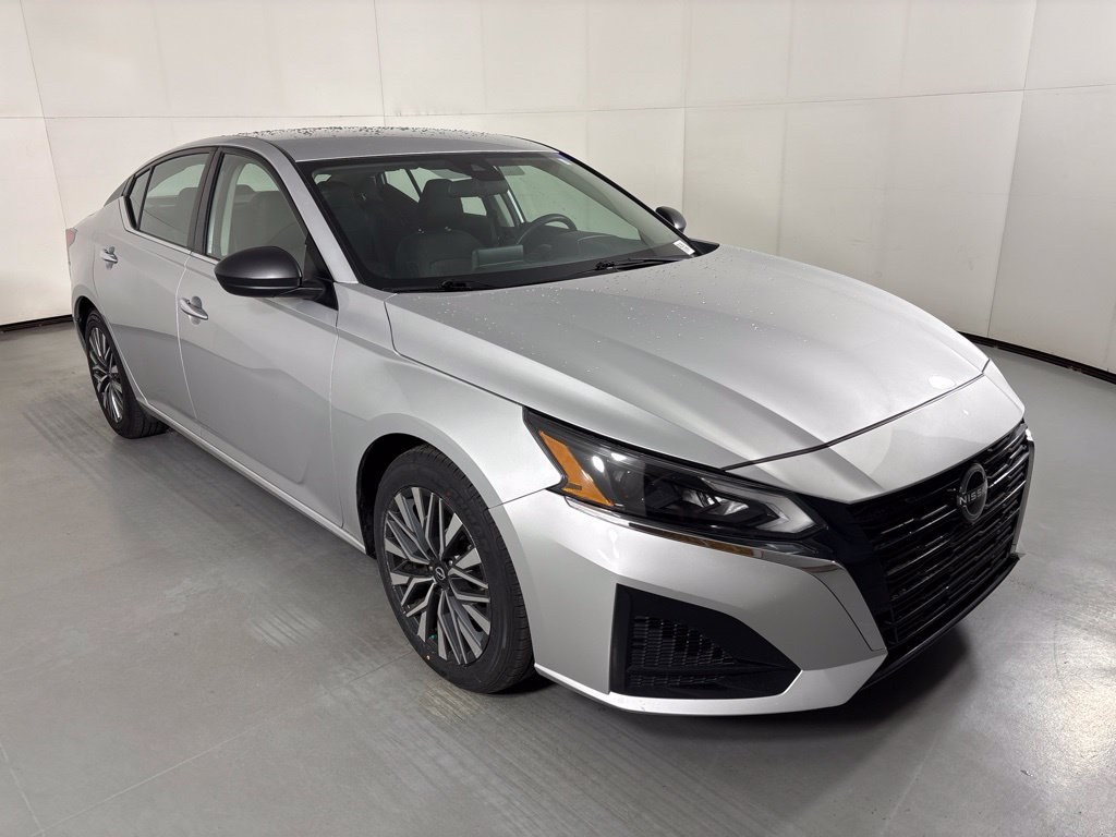 Used 2024 Nissan Altima 2.5 SV FWD image 2