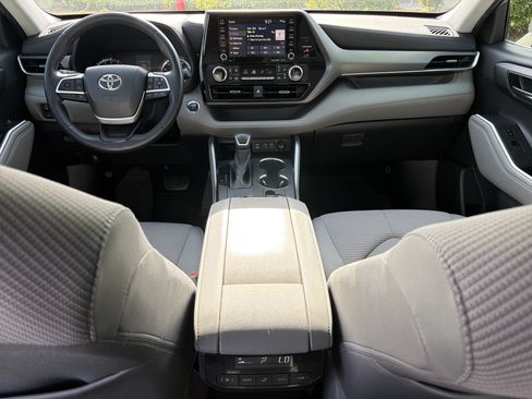 Used 2022 Toyota Highlander LE FWD image 32