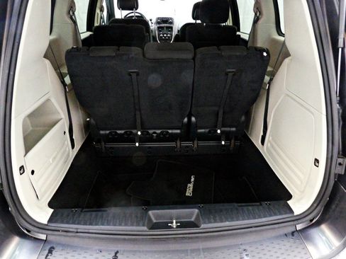 Used 2016 Dodge Grand Caravan SE image 12