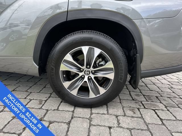 Used 2025 Toyota Highlander XLE FWD image 11