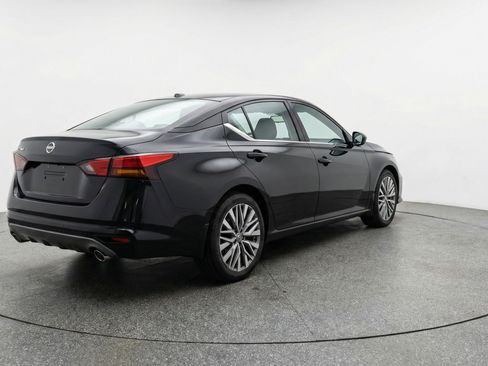 Used 2025 Nissan Altima 2.5 SV FWD image 9