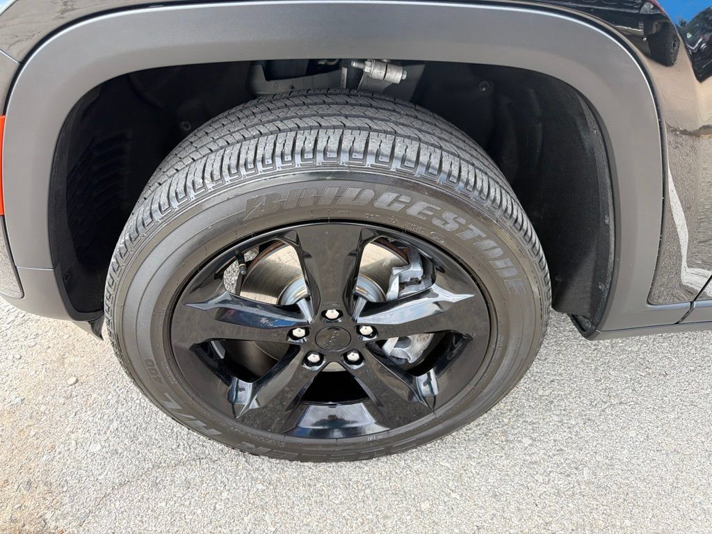 Used 2025 Jeep Grand Cherokee L Laredo AWD/4WD image 9