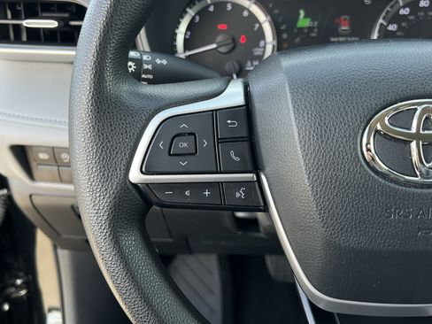 Used 2023 Toyota Highlander L image 17
