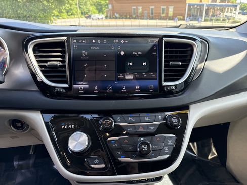 Used 2024 Chrysler Pacifica Touring-L FWD image 23