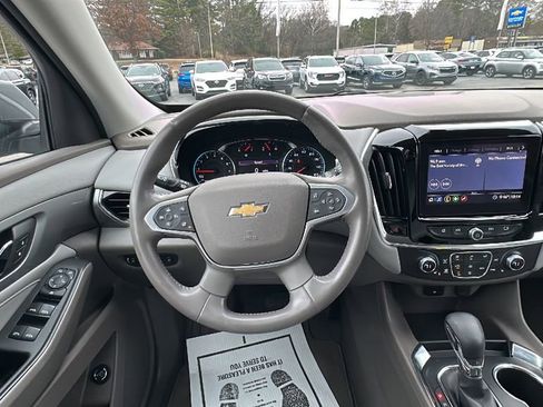 Used 2021 Chevrolet Traverse LT image 18