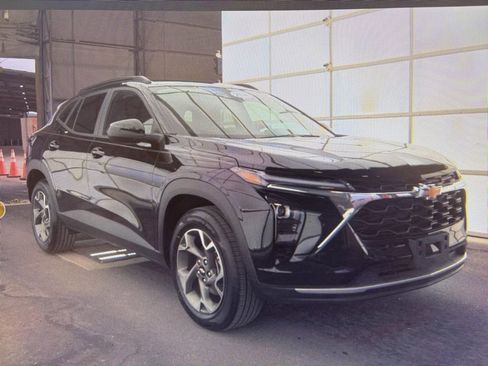 Used 2025 Chevrolet Trax LT FWD image 3