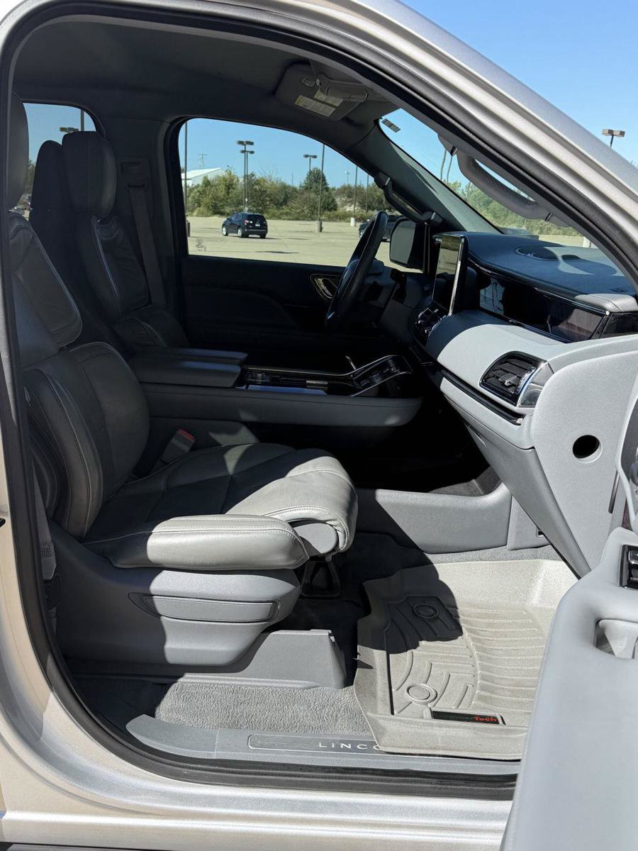 Used 2019 Lincoln Navigator L Select w/ Cargo Package AWD/4WD image 24