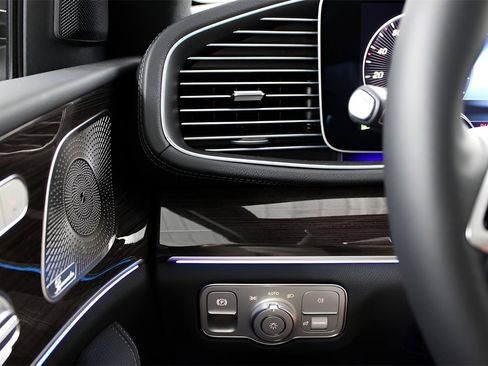 Used 2025 Mercedes-Benz GLS 450 4MATIC image 11