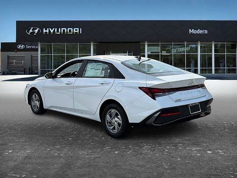 New 2026 Hyundai Elantra SE FWD image 4