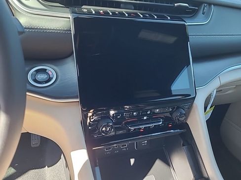 New 2025 Jeep Grand Cherokee Limited w/ Luxury Tech Group II image 30