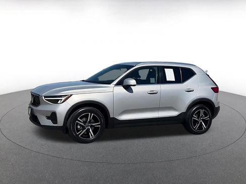 Used 2024 Volvo XC40 B5 Core image 9