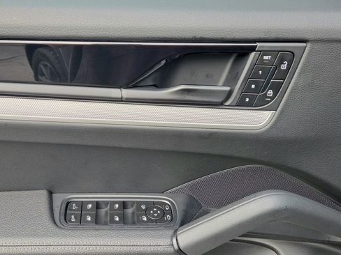 Certified 2024 Porsche Cayenne AWD/4WD image 7