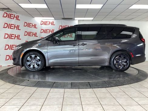Used 2020 Chrysler Pacifica Touring-L w/ S Appearance Package FWD image 4